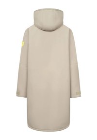 Manteau imperméable beige avec capuche, manches longues et poignets en velcro. Texture lisse avec un design minimaliste. Logo jaune sur la manche.
