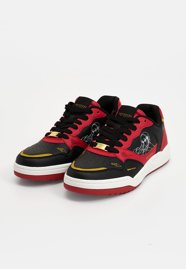 Zapatillas negras y rojas con punta perforada, cuero texturizado, detalles en dorado y suela blanca. Presentan un diseño gráfico en el costado.