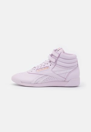 Wysokie sneakersy ze światłoliliowego skóry z białymi akcentami. Oferują zapięcie na sznurowadła i rzepy, perforowane detale oraz płaską podeszwę.