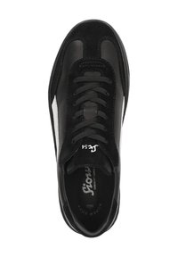 Schwarzer Sneaker mit einem Obermaterial aus glattem Leder und Wildleder, ausgestattet mit weißen seitlichen Akzenten, runder Zehenform und Schnürdesign. Branding auf der Zunge.