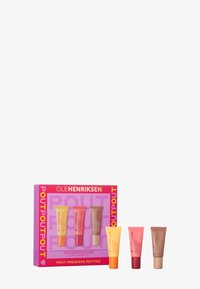 Conjunto de cuatro mini productos labiales en tubos, con colores vibrantes: naranja, rosa, rojo y marrón, empaquetados en una caja rosa brillante con texto en negrita.