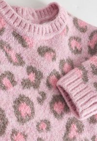 Pull en maille rose avec une texture douce, présentant un motif léopard en tons de brun foncé et rose clair. Col et poignets côtelés.