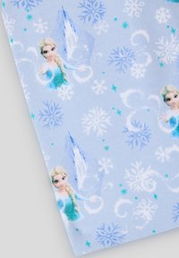 Jasnoniebieska tkanina z powtarzającymi się wzorami płatków śniegu oraz postacią z blond włosami w niebieskiej sukience, umieszczoną na tle śnieżnej scenerii.