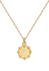Collier en chaîne dorée avec pendentif rond en or texturé maintenu par huit griffes, présenté sur fond blanc.