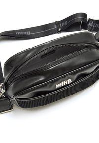 Riñonera sintética negra con un acabado suave, compartimentos con cremallera, correa ajustable y herrajes plateados en la parte frontal.