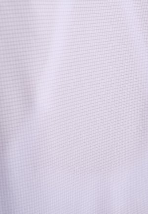 Lavendelfarvet stof med et fint gittermønster og bløde folder, der skaber subtile skygger og tekstur.