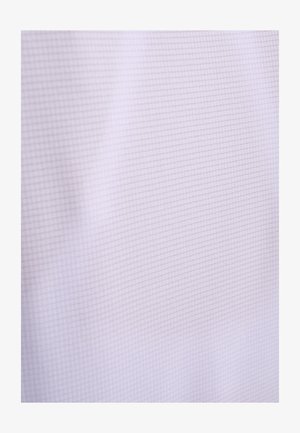 Lavendelfarvet stof med et fint gittermønster og bløde folder, der skaber subtile skygger og tekstur.