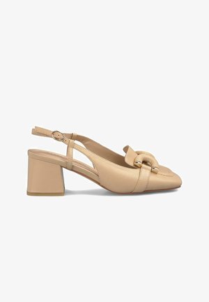 Zapato slingback de cuero beige con punta afilada, tacón cuadrado y detalle decorativo de anillo dorado en la parte delantera. Textura suave y diseño minimalista.