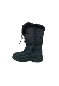 Stivale invernale nero con design trapuntato, colletto in ecopelliccia, chiusura con zip e suola in gomma. Presenta materiali testurizzati e accenti lisci.
