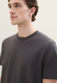 TOM TAILOR MIT STRUKTUR - Camiseta básica - tarmac grey