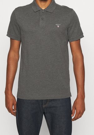 Polo grigio in cotone con scollatura a tre bottoni, maniche corte e un piccolo logo ricamato sul lato sinistro del petto.