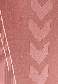 Mauve atletisk stof med strukturerede zigzag mønstrede accenter og lineære designelementer, der har et glat og strækbart udseende.