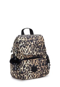 Ryggsäck i leopardmönster i beige och svart tyg med en överlucka, dragkedjefickor och en svart pom-pom nyckelring som detalj.