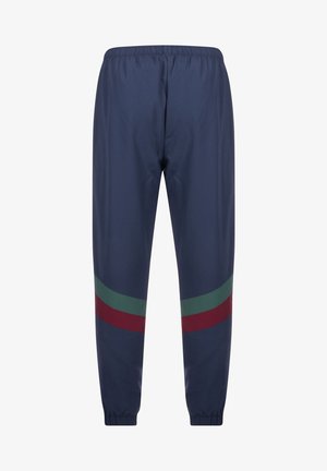 Pantalon de jogging bleu marine avec taille et poignets élastiques, présentant des bandes diagonales vertes et bordeaux sur le bas des jambes.