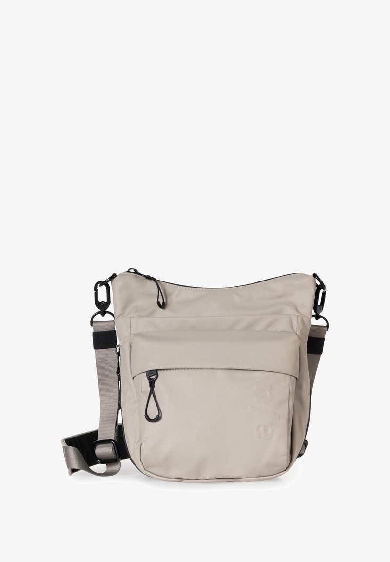 Beige Umhängetasche aus strapazierfähigem Stoff. Mit einem Reißverschluss oben, einer Vordertasche, einem verstellbaren Tragegurt und einem dezenten Logo-Detail an der Seite.