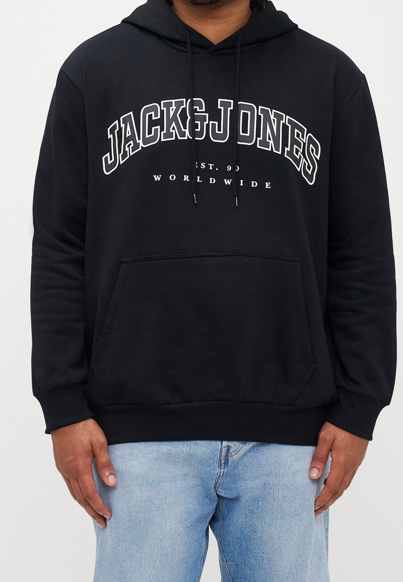 Svart hoodie i bomull med känguruficka, snoddat huva och vit tryckt logotext centrerad på bröstet.