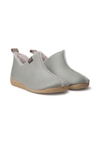 Grå texturerade tofflor med mjukt, ljusfärgat foder, en enkel slip-on-design och ljusbruna gummisulor. Utrustad med en bakre ögla.