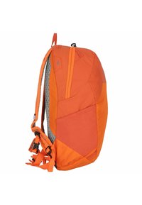 Oranje rugzak met een geometrisch ontwerp, textuurstof, verstelbare banden en een zijzak. Kenmerken zijn onder andere een handvat bovenaan en reflecterende accenten.