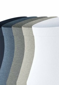 Sześć par bawełnianych skarpetek w ciemnoniebieskim, szarym, jasnoszarym, białym i granatowym kolorze, z prążkowaną teksturą i miękkim, gładkim wykończeniem.