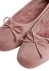 Bailarinas rosas con un suave exterior de ante, que cuentan con un forro esponjoso y lazos decorativos de cordón satinado en la parte frontal.