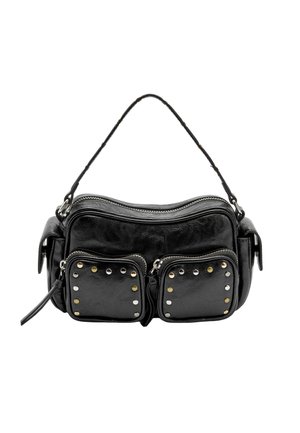 Czarna skórzana torba z dwoma zamykanymi na zamek komorami, dwoma przednimi kieszeniami z ćwiekami oraz krótkim uchwytem. Charakteryzuje się gładką fakturą i metalowymi elementami.