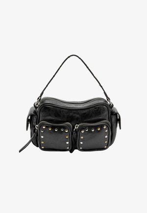 Czarna skórzana torba z dwoma zamykanymi na zamek komorami, dwoma przednimi kieszeniami z ćwiekami oraz krótkim uchwytem. Charakteryzuje się gładką fakturą i metalowymi elementami.