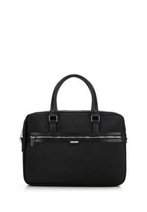 Maletín negro hecho de tela texturizada con acentos de cuero suave. Cuenta con dos asas superiores y un bolsillo frontal con cremallera. Forma rectangular simple.