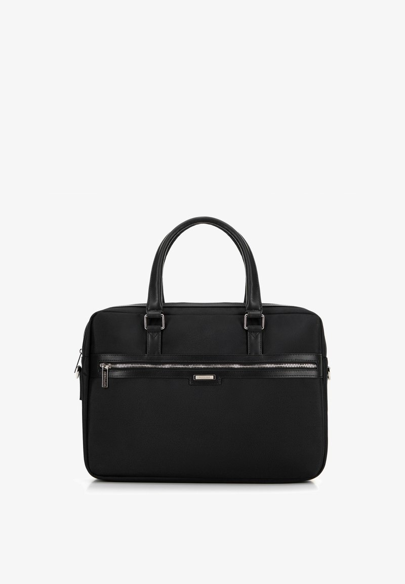 Schwarze Aktentasche aus strukturiertem Gewebe mit glatten Lederakzenten. Verfügt über zwei obere Griffe und eine mit Reißverschluss gesicherte Fronttasche. Einfaches rechteckiges Design.