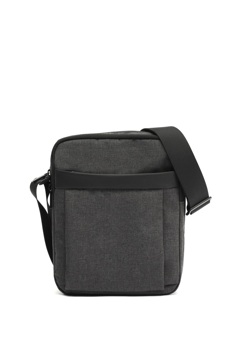 Borsa messenger grigia scura in tessuto con una finitura liscia, dotata di una tasca frontale e di una tracolla nera regolabile.