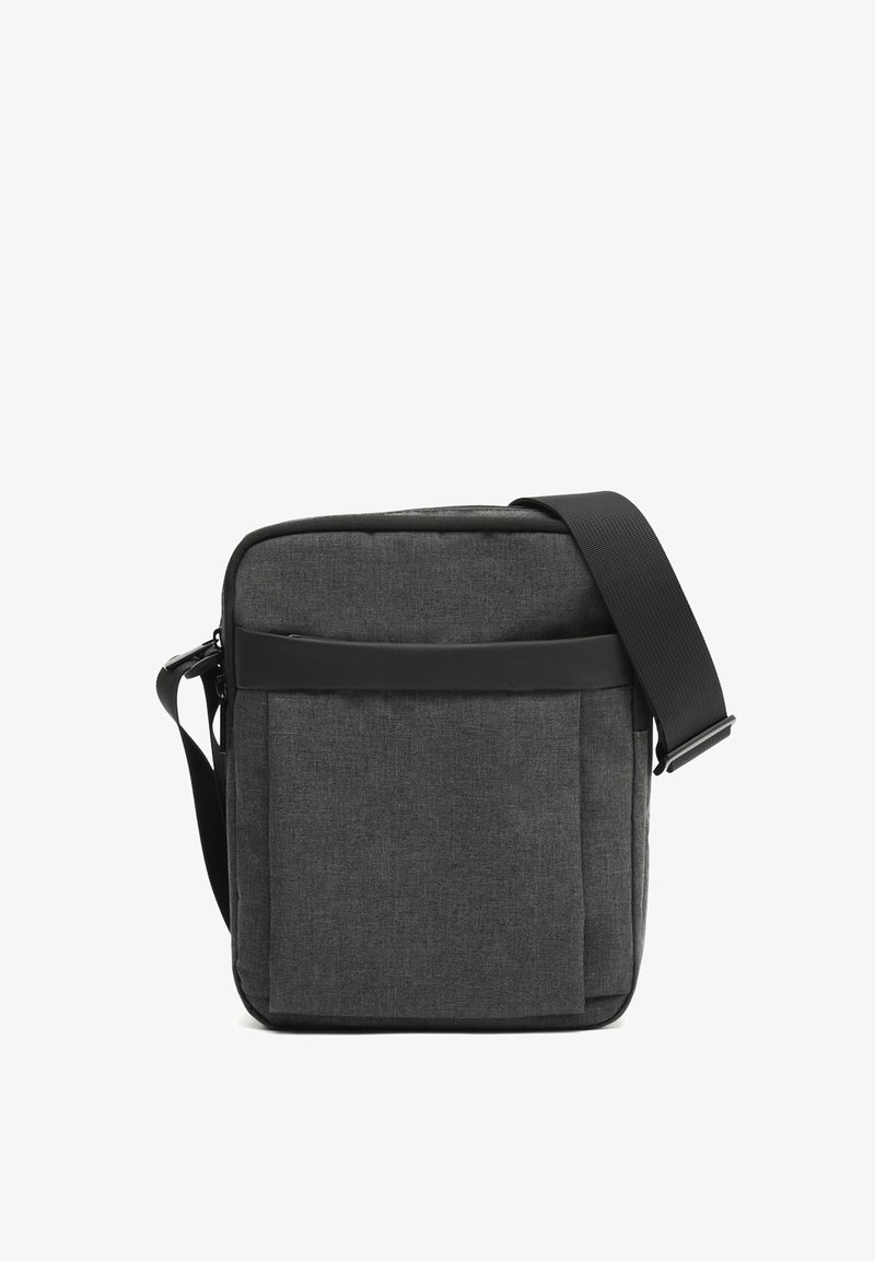 Borsa messenger grigia scura in tessuto con una finitura liscia, dotata di una tasca frontale e di una tracolla nera regolabile.