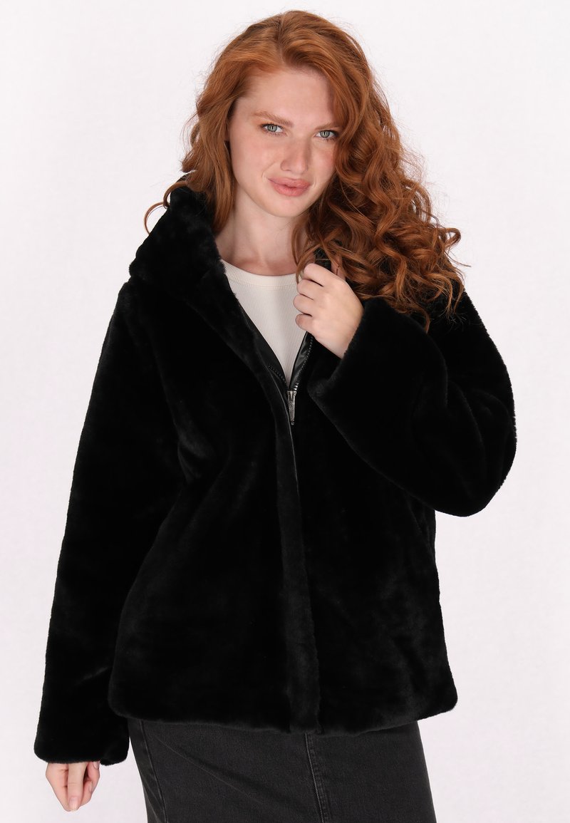 Sort faux fur jakke med stor krave, afslappet pasform og skjult lynlås. Den bløde tekstur og de lange ærmer giver varme og komfort.