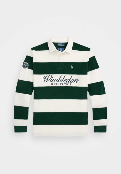 Grønn og hvit striped langermet polo shirt med krage, med broderi av "Wimbledon LONDON SW19" og en tennismerke på ermet.