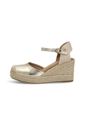 Sandalia espadrille de cuña con puntera metálica cerrada, plataforma de yute tejido, tacón texturizado y correa ajustable en el tobillo con hebilla dorada.