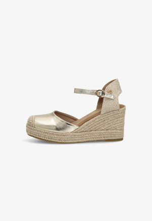 Sandalia espadrille de cuña con puntera metálica cerrada, plataforma de yute tejido, tacón texturizado y correa ajustable en el tobillo con hebilla dorada.