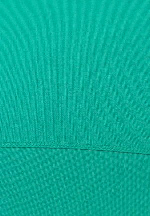 Un tissu turquoise vibrant avec une surface lisse et texturée, présentant un motif fin côtelé et des coutures renforcées le long de l'ourlet.