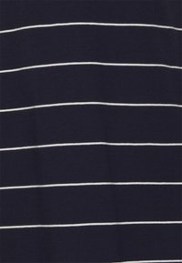 Tecido azul-marinho com riscas brancas horizontais, apresentando uma textura lisa e um padrão uniforme em toda a extensão. Sem detalhes ou acessórios visíveis.