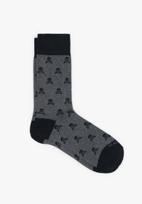Calcetines grises con un puño acanalado en azul marino, que presentan un patrón de calaveras y tibias en gris más oscuro. Talón y puntera reforzados.