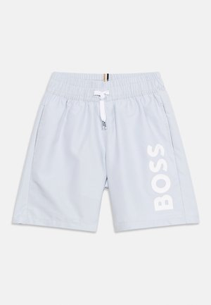 Világoskék elasztikus derekú rövidnadrág fehér zsinórral és a jobb lábon fehér, függőleges "BOSS" logóval, oldalzsebekkel és a derékrész kis csíkos részlettel.