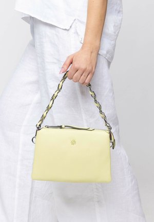 Sac à main en cuir jaune avec fermeture éclair, doté d'une poignée en chaîne tressée et d'un logo embossé. Texture lisse et forme rectangulaire.