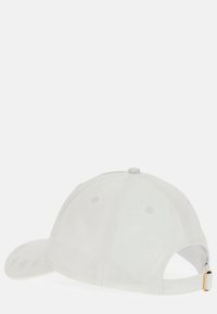 Hvid baseballkasket med en buet skygge, lavet af bomuld. Har en justerbar strop med en detalje i guldfarvet metal.