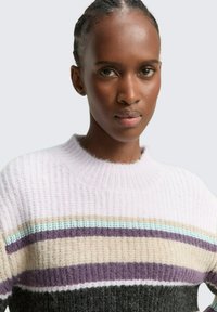 Pull en tricot avec des rayures horizontales en rose clair, bleu, beige, violet et gris foncé. Col rond et tissu texturé.