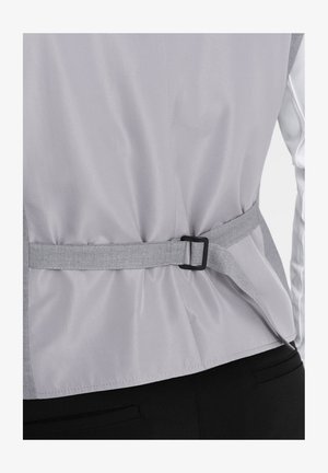 Světle šedá bunda s hladkou texturou, se strukturovaným tvarem, páskem v pase a malým černým detaily s sponou.