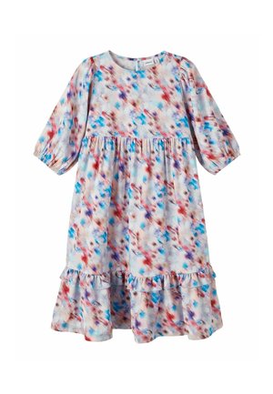 Loszittende jurk met lange mouwen, een ronde halslijn en een meerkleurige abstracte print in blauw, rood en paarse tinten op een witte achtergrond.