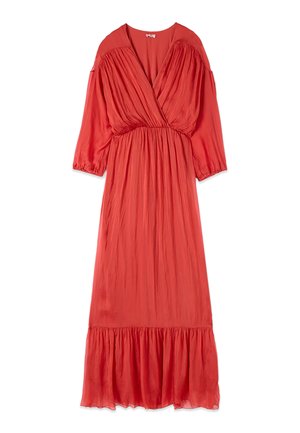 Vestido largo coral-rojo con escote en V profundo, cintura fruncida, mangas abullonadas hasta el codo y bajo con volantes.