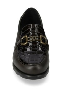 Mocassino in pelle marrone con texture lucida a forma di coccodrillo sulla parte superiore, accentuato da una fibbia dorata e dettaglio del logo sulla tomaia.
