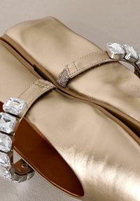 Next REGULAR FIT - SIGNATURE STRAP - Riemchenballerina - gold