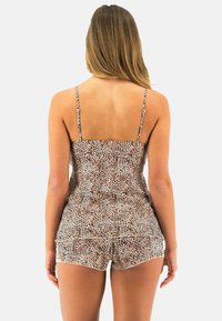 Leopardprint slaapset met verstelbare spaghettibandjes, zachte stof en een relaxte pasvorm, bestaande uit short en een cami-top.