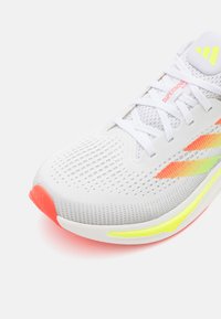 adidas Performance SUPERNOVA RISE - Tenisice za cestovno trčanje - footwear white/solar red/lucid lemon