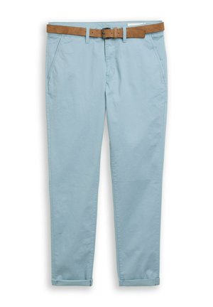 Lichtblauwe slim-fit broek met omgeslagen zoom en zijzakken, gecombineerd met een tan leren riem met een zilveren gesp.