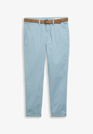 Pantalon slim bleu clair avec ourlets retroussés et poches latérales, associé à une ceinture en cuir marron clair avec une boucle argentée.